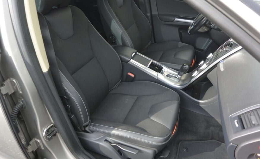 Volvo XC60 2,4 D3 R-DESING AWD 120kW 120kW