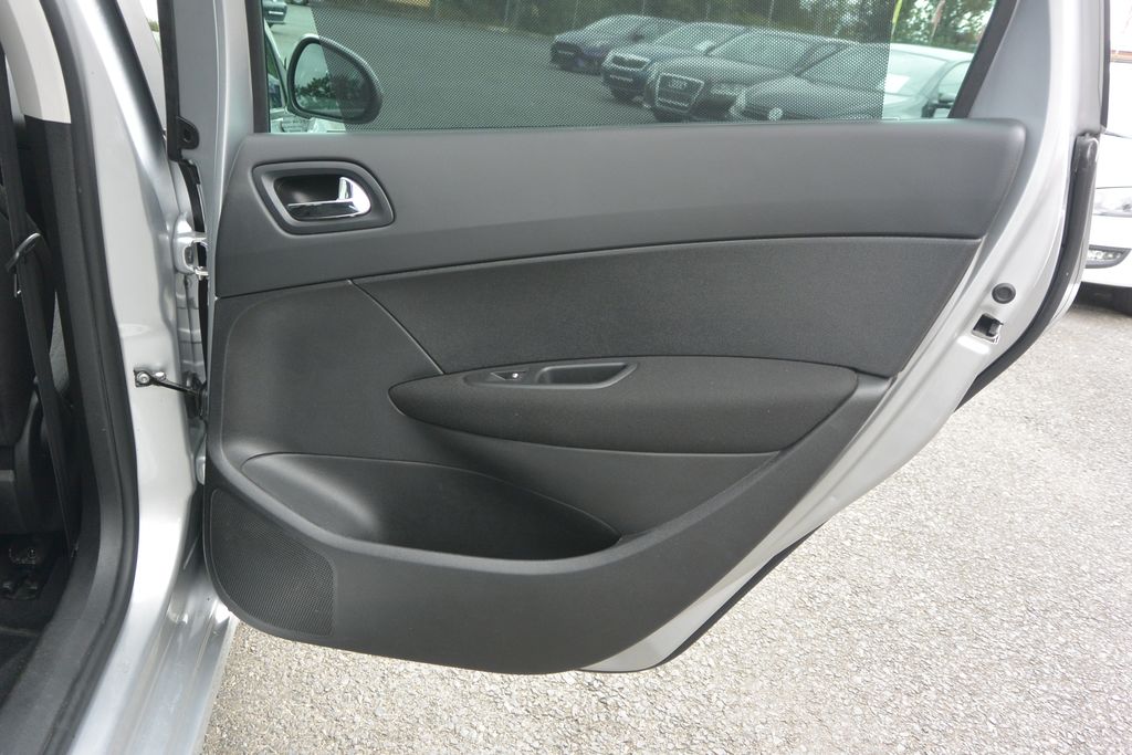 Peugeot 308 2.0HDi SW 7míst 110kW