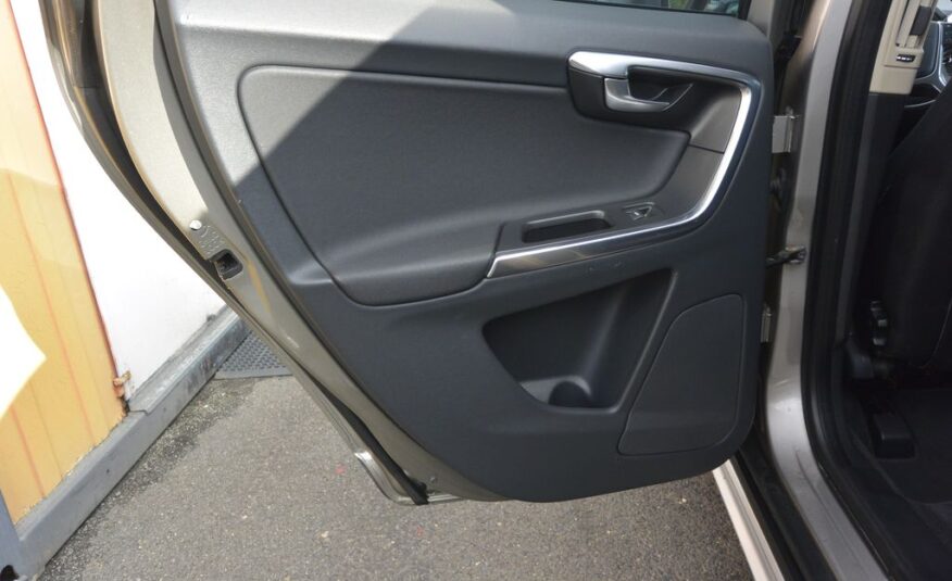 Volvo XC60 2,4 D3 R-DESING AWD 120kW 120kW