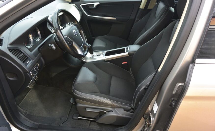 Volvo XC60 2,4 D3 R-DESING AWD 120kW 120kW