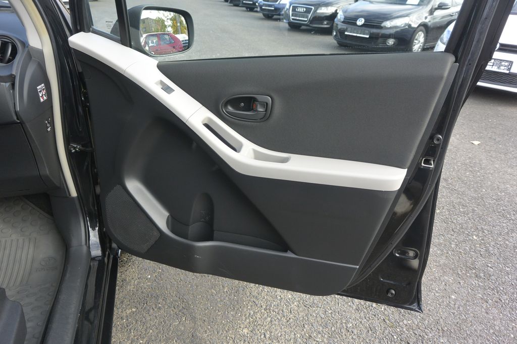 Toyota Yaris 1.3VVT-i 6kv 70tis km 73kW