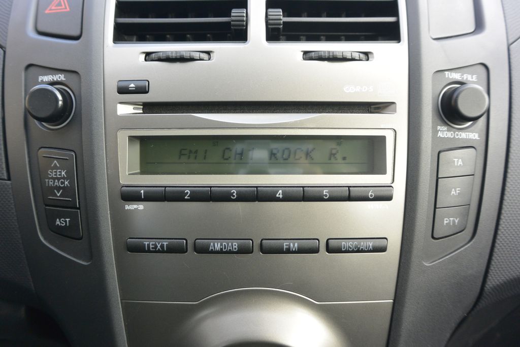 Toyota Yaris 1.3VVT-i 6kv 70tis km 73kW