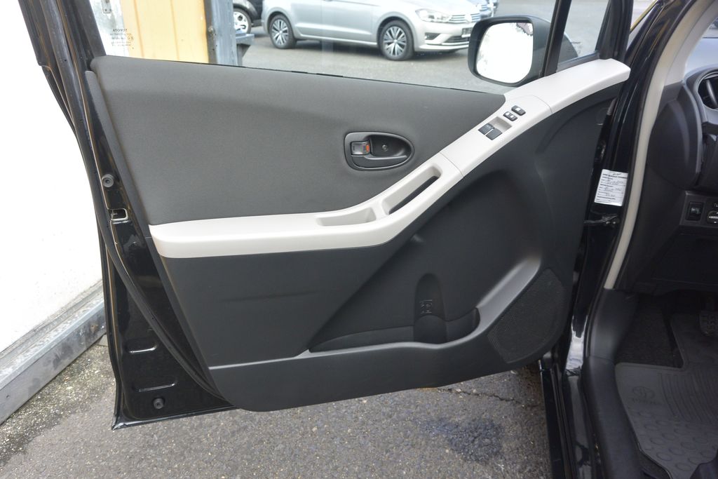 Toyota Yaris 1.3VVT-i 6kv 70tis km 73kW