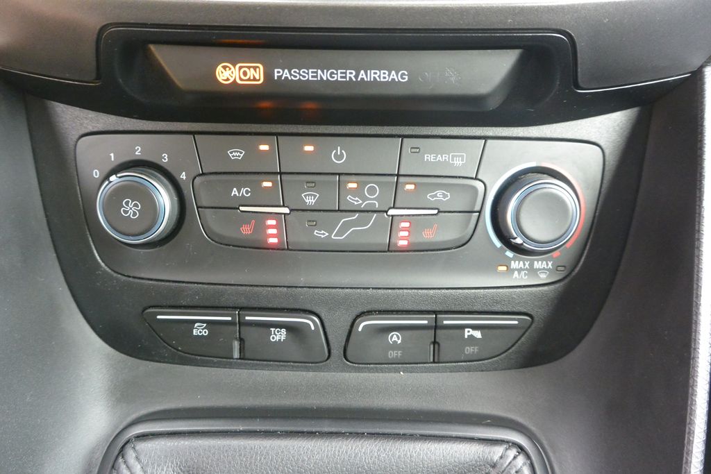 Ford Transit Connect 1.5TDCi 88kW LUXUS výbava i stav