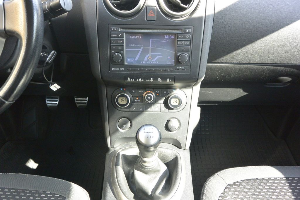 Nissan Qashqai 2.0CDTi 4WD WEBASTO * NAVI * PANO